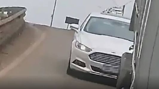 O motorista da carreta colidiu com o carro, que foi jogado para fora da pista