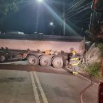 Motorista sobrevive após ter carro esmagado por caminhão na Grande BH