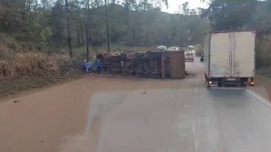 O motorista do caminhão ficou ferido e foi socorrido por motoristas que passavam na hora