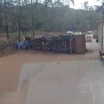 Carreta com minério tomba na BR-040 e bloqueia parcialmente o trânsito