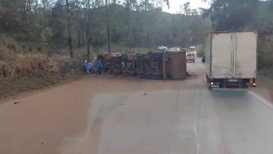 O motorista do caminhão ficou ferido e foi socorrido por motoristas que passavam na hora