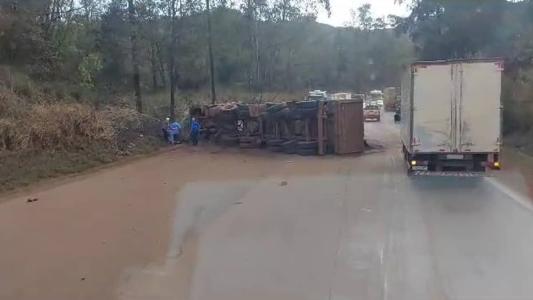 O motorista do caminhão ficou ferido e foi socorrido por motoristas que passavam na hora