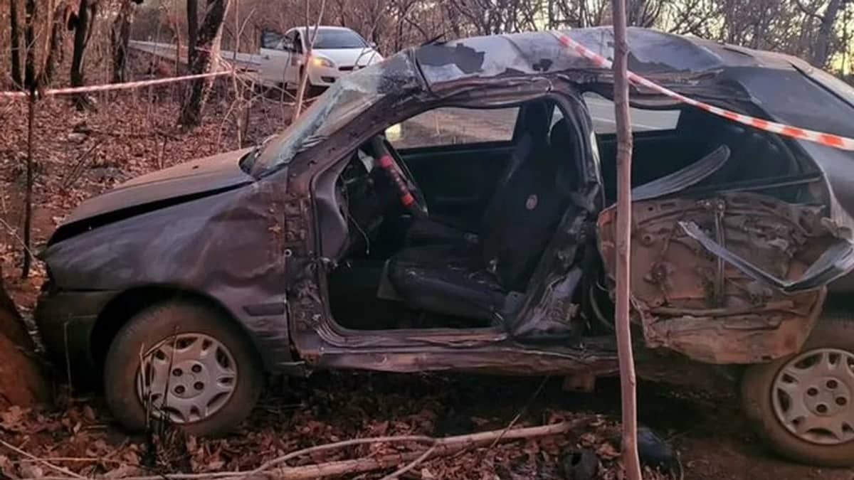 Motorista bate em árvore, fica preso às ferragens e morre na MGC-496