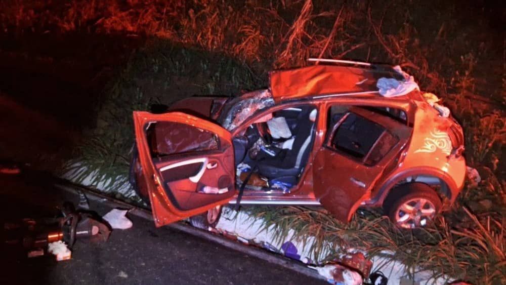 Criança de 5 anos morre em capotamento de carro na MG-413; veja imagens