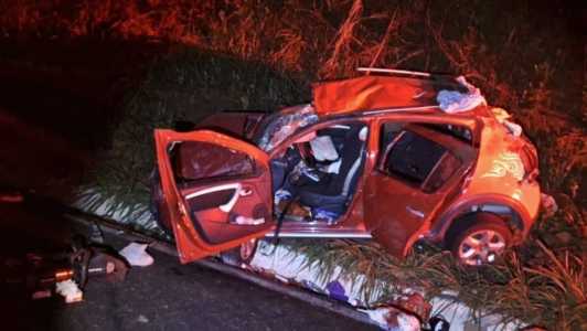 O motorista ficou preso às ferragens