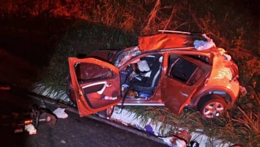 O motorista ficou preso às ferragens