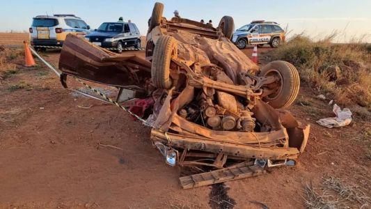 O motorista foi arremessado para fora do carro e morreu no local