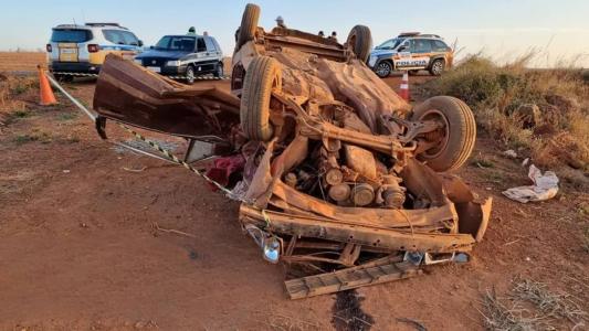 O motorista foi arremessado para fora do carro e morreu no local