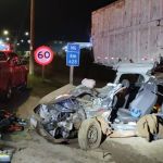 Carro fica destruído após atingir carreta na BR-040 e motorista sobrevive