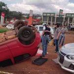 Carro capota e corpo enrolado em lençol é arremessado para fora do veículo