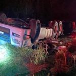 Caminhão carregado com milho capota e motorista morre preso às ferragens em Minas