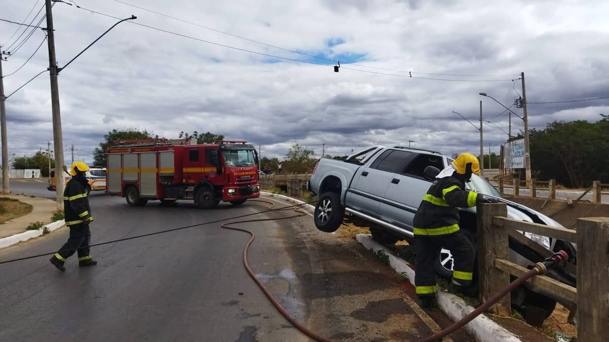 Motorista no celular perde controle do carro e fica pendurado em guarda corpo de córrego em Minas Gerais