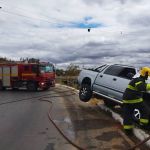 Motorista no celular perde controle do carro e fica pendurado em guarda corpo de córrego em Minas Gerais
