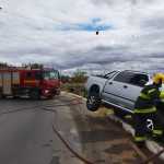 Motorista no celular perde controle do carro e fica pendurado em guarda corpo de córrego em Minas Gerais
