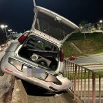 Carro sobe em muro de proteção após acidente e é salvo de queda por grade guarda corpo no Anel