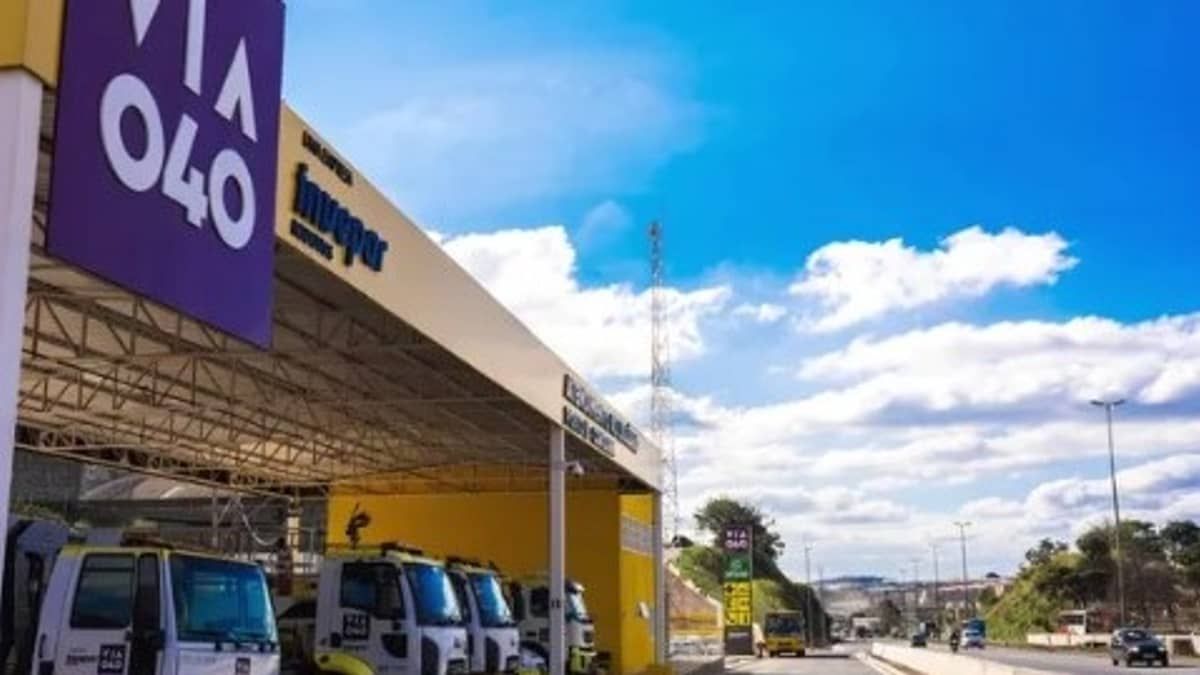 Caminhão carregado com carvão tomba na BR-040 em Congonhas, em Minas  