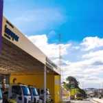 Caminhão carregado com carvão tomba na BR-040 em Congonhas, em Minas