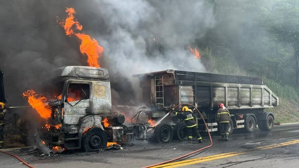 Carreta de minério pega fogo após problema mecânico; veja imagens