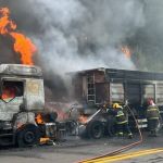 Carreta de minério pega fogo após problema mecânico; veja imagens