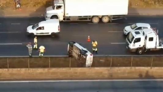 O motorista sofreu ferimentos leves e foi encaminhado para atendimento