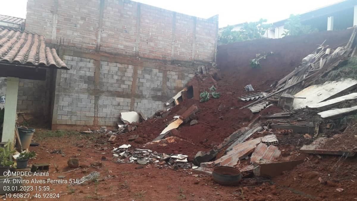 Muro de casa desaba em Araxá após chuva forte atingir região; veja imagens