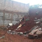 Muro de casa desaba em Araxá após chuva forte atingir região; veja imagens