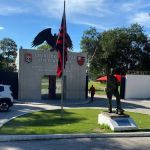 Após desembarque com protesto, Flamengo se reapresenta 'em paz'