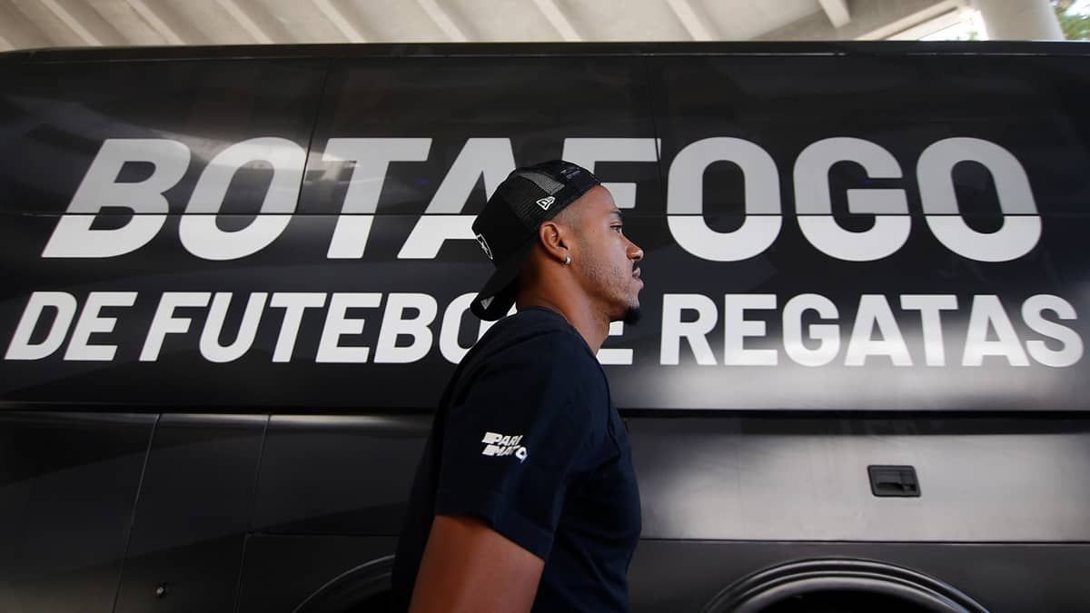 Ônibus do Botafogo é apedrejado por torcedores do Fluminense