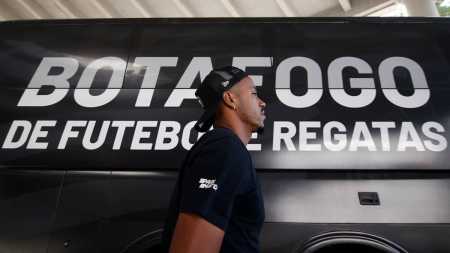 O ônibus do Botafogo foi atingido por uma pedra nesta terça-feira (29)