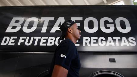 O ônibus do Botafogo foi atingido por uma pedra nesta terça-feira (29)