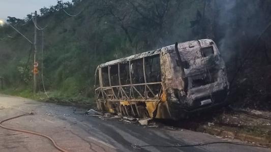 O ônibus ficou completamente destruído e o fogo se alastrou pela vegetação