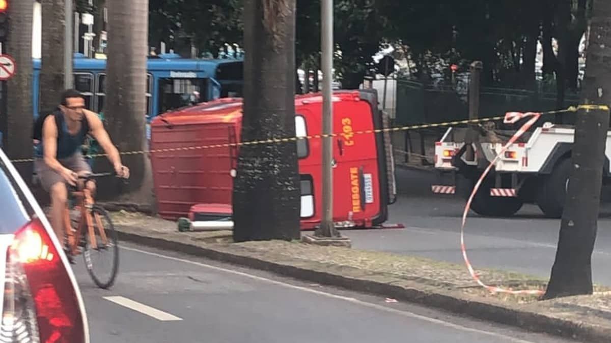 Viatura do Corpo de Bombeiros tomba com paciente dentro no Centro de BH