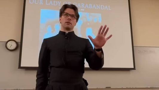 O padre Alex Crow foi expulso da igreja pelo Vaticano após o vazamento do escândalo