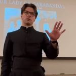 Padre se casa com garota de 18 anos, 'foge' para a Itália e é expulso da igreja