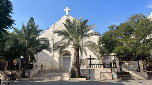 O padre argentino Gabriel Romanelli afirma que a única paróquia católica de Gaza virou um campo de refugiados