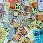Beneficiários de NIS final 8 do Bolsa Família recebem R$ 600 nesta sexta (27); confira calendário