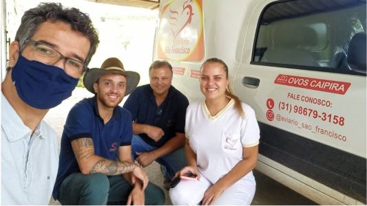 O pesquisador da Embrapa Agroindústria de Alimentos, Eduardo Walter, com a equipe do Aviário São Francisco