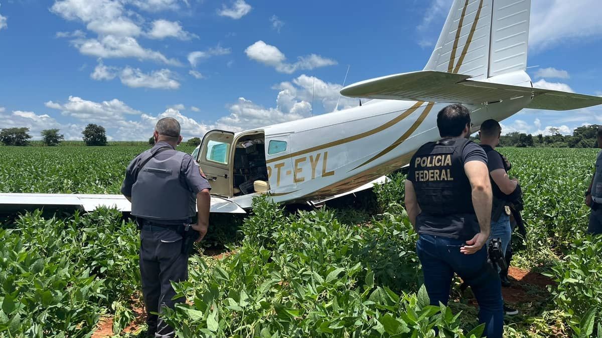Polícia Federal apreende grande quantidade de drogas em avião; piloto fugiu