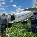 Polícia Federal apreende grande quantidade de drogas em avião; piloto fugiu