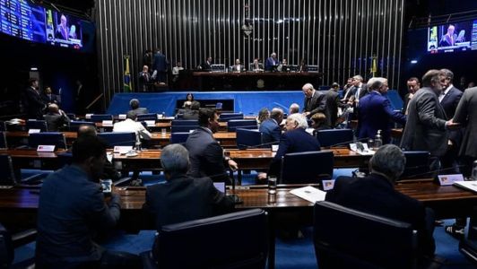 O Plenário do Senado aprovou em primeiro turno, na noite desta quarta-feira (22), a PEC que limita os poderes do Supremo Tribunal Federal