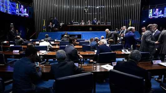 O Plenário do Senado aprovou em primeiro turno, na noite desta quarta-feira (22), a PEC que limita os poderes do Supremo Tribunal Federal