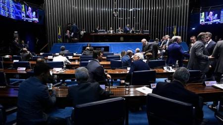 O Plenário do Senado aprovou em primeiro turno, na noite desta quarta-feira (22), a PEC que limita os poderes do Supremo Tribunal Federal