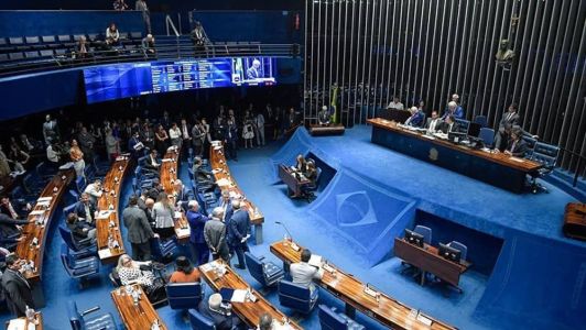 O plenário do Senado deve votar nesta terça-feira (28) o projeto de lei que altera as regras de aprovação e venda de agrotóxicos no país