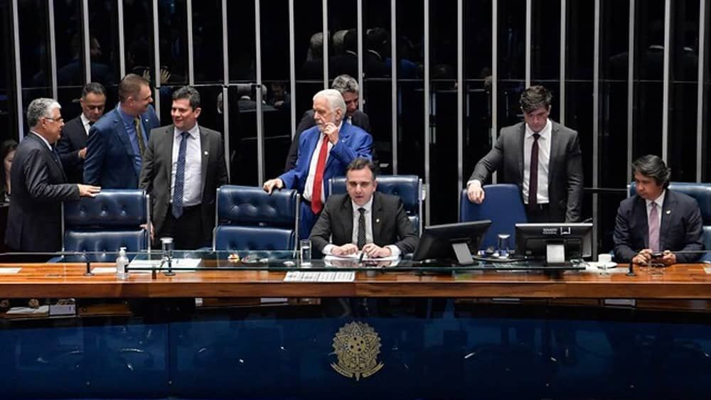 Senado aprova PEC que limita poderes do Supremo; texto segue para análise da Câmara 