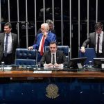 Senado aprova PEC que limita poderes do Supremo; texto segue para análise da Câmara 