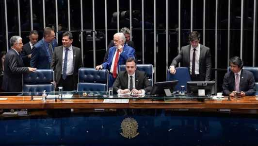 O Plenário do Senado aprovou em dois turnos, na noite desta quarta-feira (22), a PEC que limita os poderes do Supremo Tribunal Federal (STF).