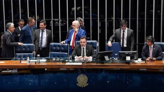 O Plenário do Senado aprovou em dois turnos, na noite desta quarta-feira (22), a PEC que limita os poderes do Supremo Tribunal Federal (STF).