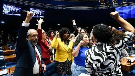 O plenário do Senado aprovou, na noite desta terça-feira (24), o projeto de lei que atualiza a Lei das Cotas