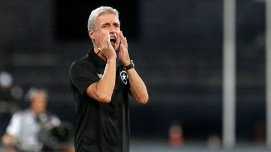 O português Luís Castro está no Botafogo desde 2022