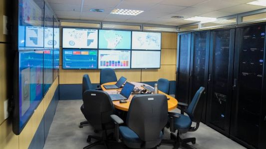 O posto tem 12 telas de monitoramento e pode ser acessado remotamente